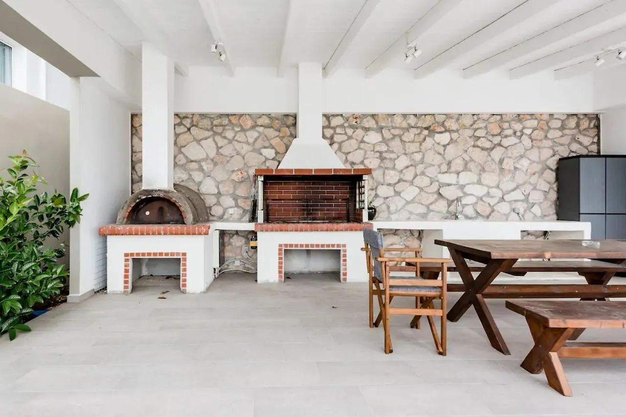 Etherealvilla-Family Villa With Pool Lourdata