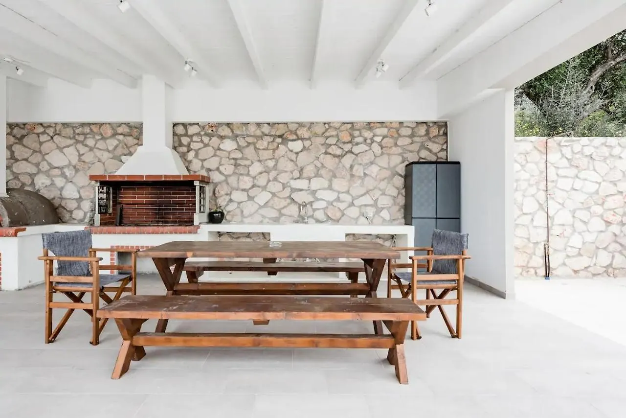 Etherealvilla-Family Villa With Pool Lourdata
