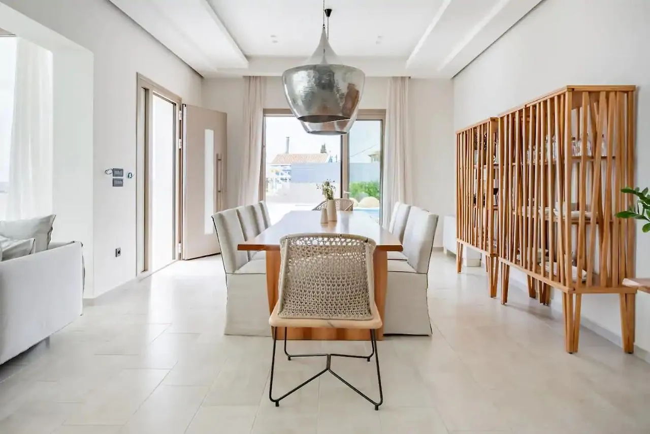 Etherealvilla-Family Villa With Pool Lourdata